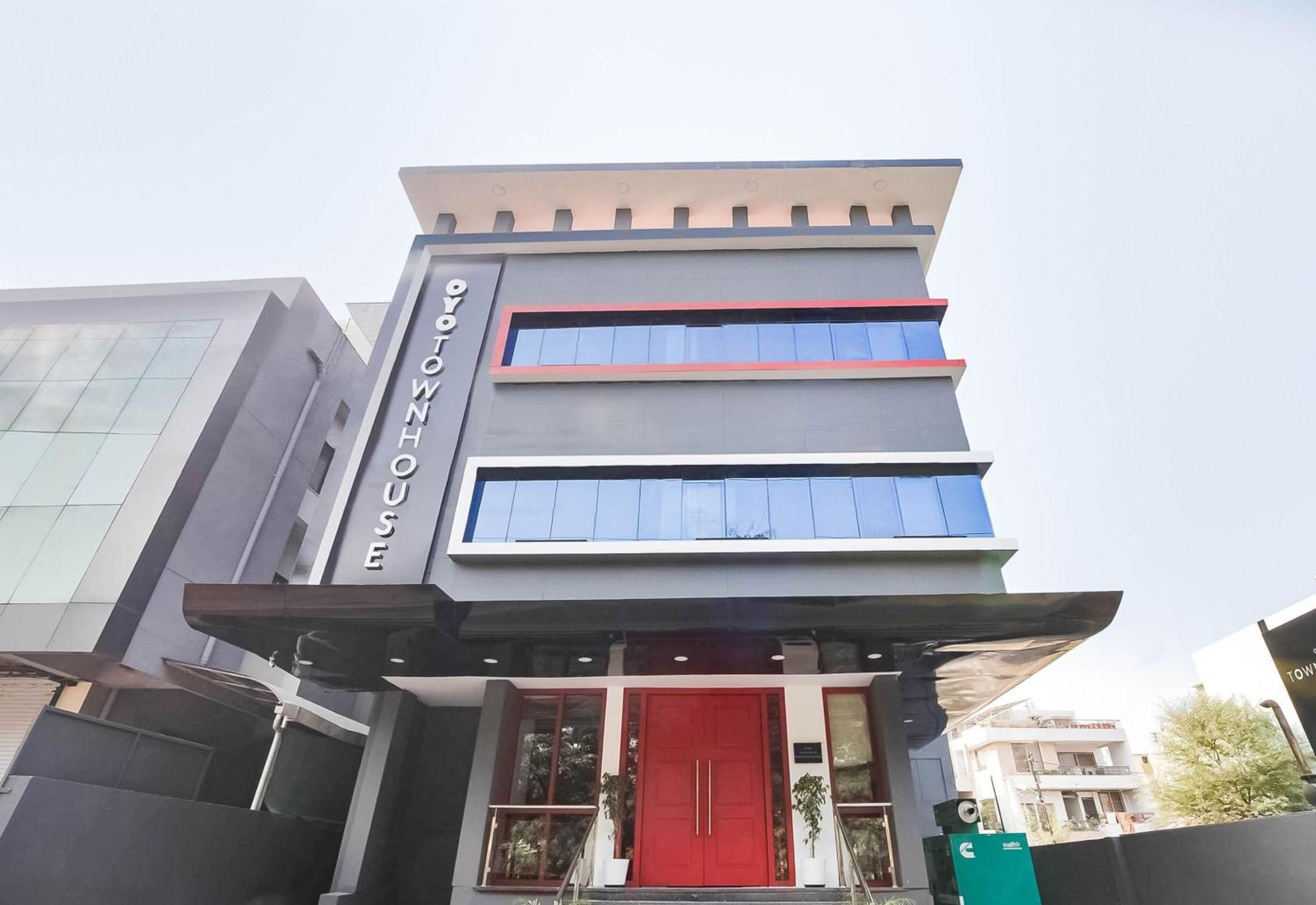 Super Townhouse Lords Inn Regency Mānglia Exterior foto
